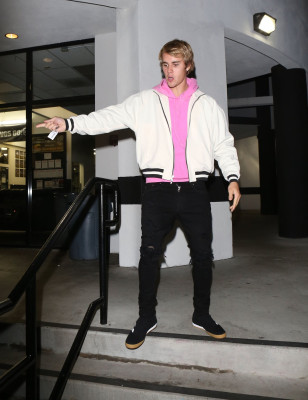 15.11 | Justin Bieber chegando no LA Kings Valley Ice Center em Panorama City, CA