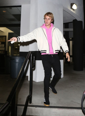 15.11 | Justin Bieber chegando no LA Kings Valley Ice Center em Panorama City, CA