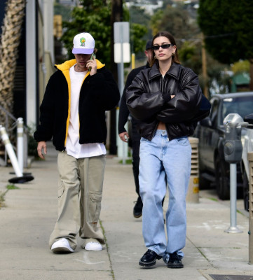 03.02 | Justin e Hailey Bieber em West Hollywood, Califórnia.