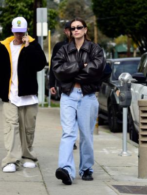 03.02 | Justin e Hailey Bieber em West Hollywood, Califórnia.