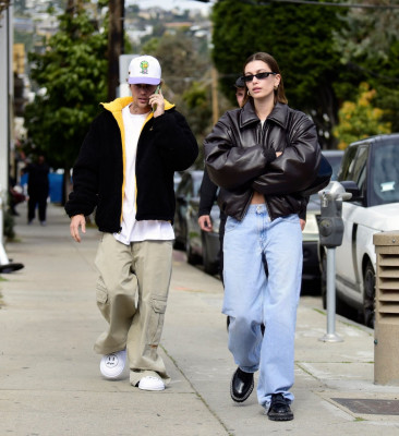 03.02 | Justin e Hailey Bieber em West Hollywood, Califórnia.
