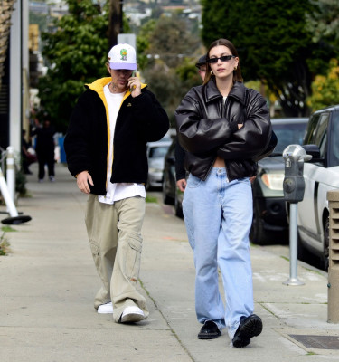 03.02 | Justin e Hailey Bieber em West Hollywood, Califórnia.