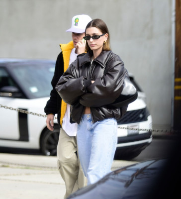 03.02 | Justin e Hailey Bieber em West Hollywood, Califórnia.