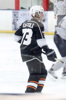 15.11 | Justin Bieber jogando hóquei no LA Kings Valley Ice Center em Panorama City, CA
