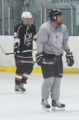 15.11 | Justin Bieber jogando hóquei no LA Kings Valley Ice Center em Panorama City, CA