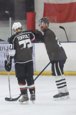 15.11 | Justin Bieber jogando hóquei no LA Kings Valley Ice Center em Panorama City, CA