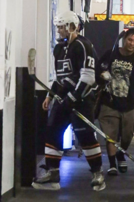 15.11 | Justin Bieber jogando hóquei no LA Kings Valley Ice Center em Panorama City, CA