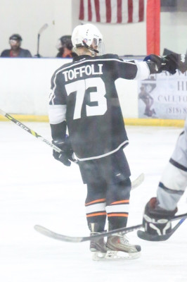 15.11 | Justin Bieber jogando hóquei no LA Kings Valley Ice Center em Panorama City, CA