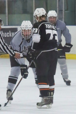 15.11 | Justin Bieber jogando hóquei no LA Kings Valley Ice Center em Panorama City, CA