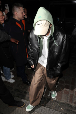 17.05 | Justin e Hailey Bieber em Londres, Inglaterra.