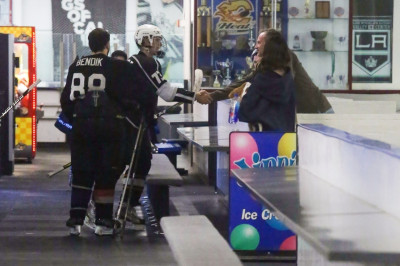15.11 | Justin Bieber no LA Kings Valley Ice Center em Panorama City, CA
