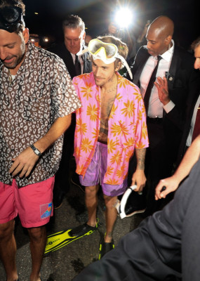 27.10 | a caminho da festa de Halloween da Casamigos, em Los Angeles, Califórnia.
