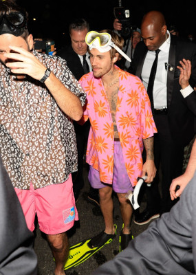 27.10 | a caminho da festa de Halloween da Casamigos, em Los Angeles, Califórnia.