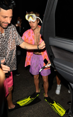 27.10 | a caminho da festa de Halloween da Casamigos, em Los Angeles, Califórnia.