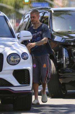 30.05 | Justin e Hailey Bieber chegando no Spa em Los Angeles