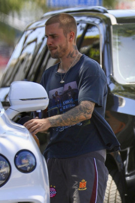 30.05 | Justin e Hailey Bieber chegando no Spa em Los Angeles