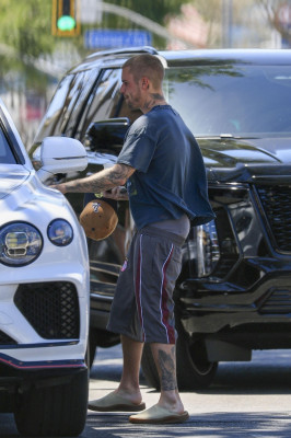 30.05 | Justin e Hailey Bieber chegando no Spa em Los Angeles
