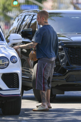 30.05 | Justin e Hailey Bieber chegando no Spa em Los Angeles