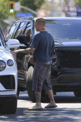 30.05 | Justin e Hailey Bieber chegando no Spa em Los Angeles