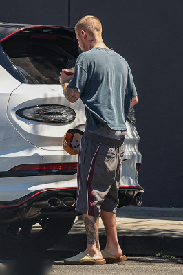 30.05 | Justin e Hailey Bieber chegando no Spa em Los Angeles
