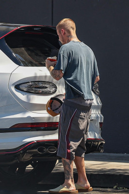 30.05 | Justin e Hailey Bieber chegando no Spa em Los Angeles