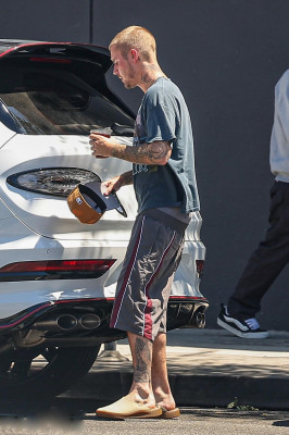 30.05 | Justin e Hailey Bieber chegando no Spa em Los Angeles
