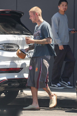 30.05 | Justin e Hailey Bieber chegando no Spa em Los Angeles