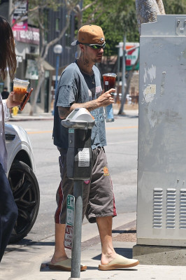 30.05 | Justin e Hailey Bieber chegando no Spa em Los Angeles