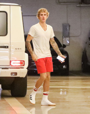 17.11 | Justin Bieber em Hollywood, Califórnia