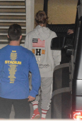29.11 | Justin Bieber chegando no Saban Theatre em Beverly Hills, Califórnia