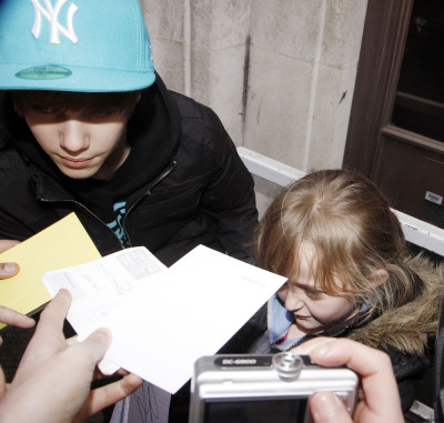 18.03 | Justin Bieber deixando a rádio 1 em Londres