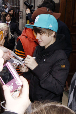 18.03 | Justin Bieber deixando a rádio 1 em Londres
