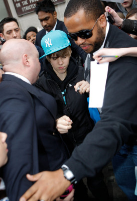 18.03 | Justin Bieber deixando a rádio 1 em Londres