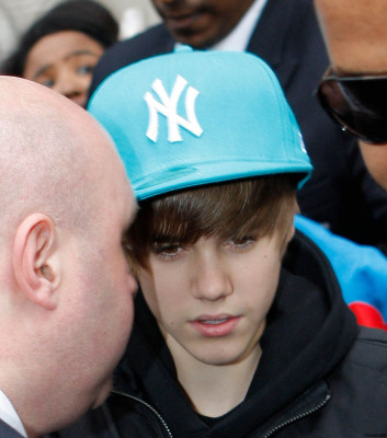 18.03 | Justin Bieber deixando a rádio 1 em Londres