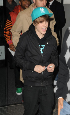 18.03 | Justin Bieber deixando a rádio 1 em Londres