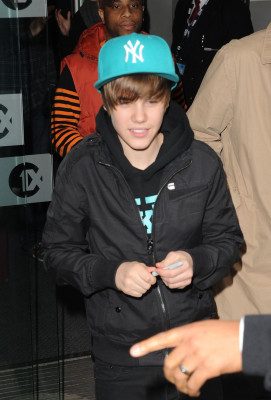 18.03 | Justin Bieber deixando a rádio 1 em Londres