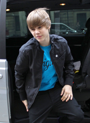 18.03 | Justin Bieber deixando a rádio 1 em Londres