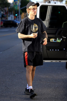 12.04 | Justin Bieber chegando no II Pastaio em Beverly Hills, Califórnia