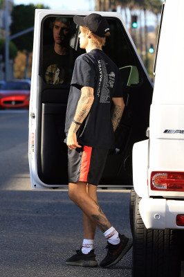 12.04 | Justin Bieber chegando no II Pastaio em Beverly Hills, Califórnia