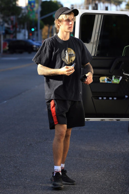 12.04 | Justin Bieber chegando no II Pastaio em Beverly Hills, Califórnia