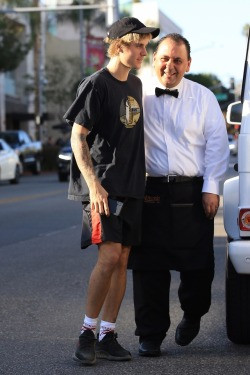 12.04 | Justin Bieber chegando no II Pastaio em Beverly Hills, Califórnia