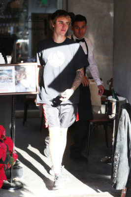 12.04 | Justin Bieber deixando o II Pastaio em Beverly Hills, Califórnia