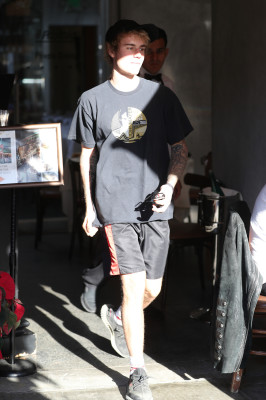 12.04 | Justin Bieber deixando o II Pastaio em Beverly Hills, Califórnia