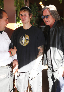 12.04 | Justin Bieber deixando o II Pastaio em Beverly Hills, Califórnia