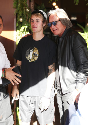 12.04 | Justin Bieber deixando o II Pastaio em Beverly Hills, Califórnia