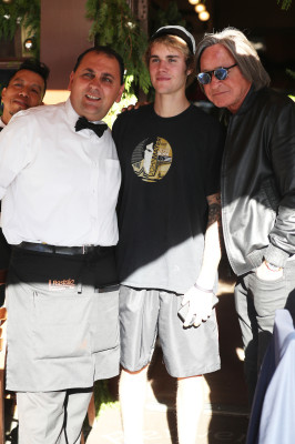 12.04 | Justin Bieber deixando o II Pastaio em Beverly Hills, Califórnia