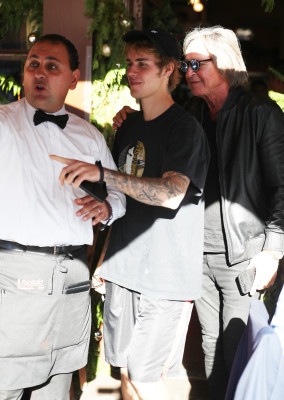 12.04 | Justin Bieber deixando o II Pastaio em Beverly Hills, Califórnia