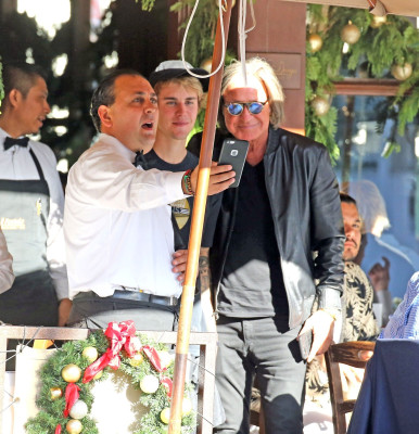 12.04 | Justin Bieber deixando o II Pastaio em Beverly Hills, Califórnia