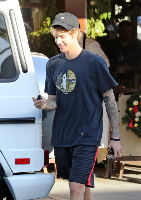 12.04 | Justin Bieber deixando o II Pastaio em Beverly Hills, Califórnia