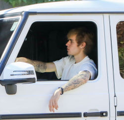 12.06 | Justin Bieber em Beverly Hills, Califórnia